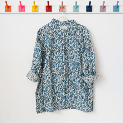 Auntie Oti Button Shirt: Blue Flower Vine / Size 2