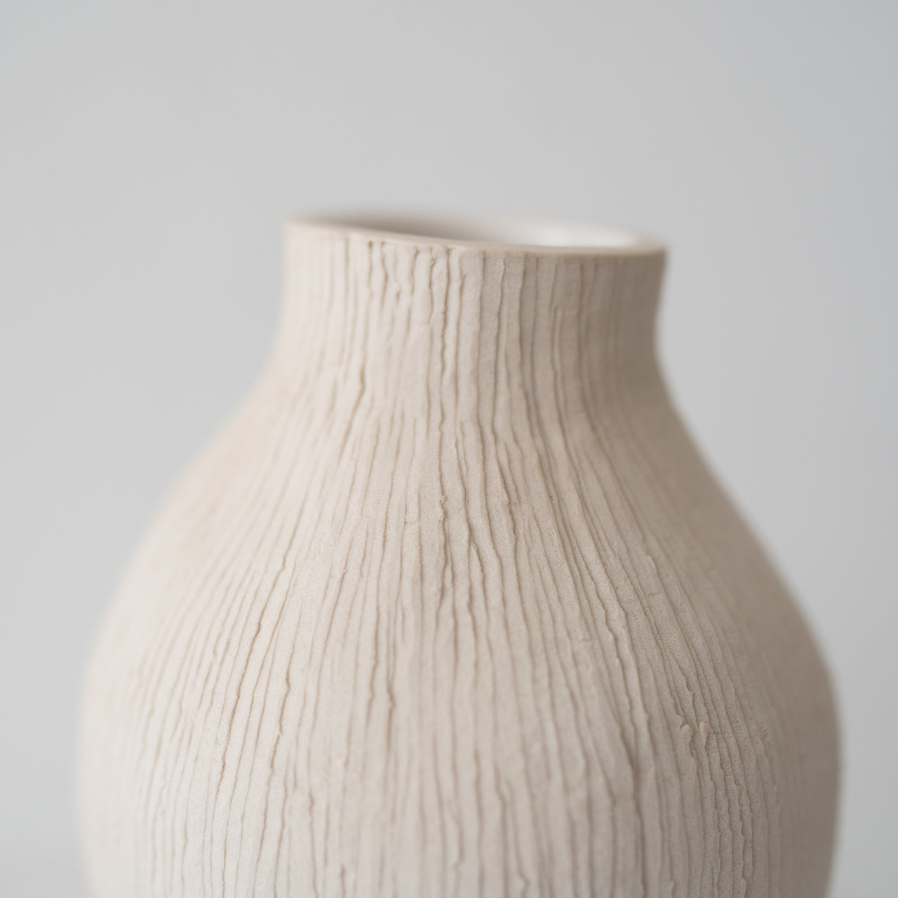 Cait Reas Med Textured Bud Footed Vase- Cream