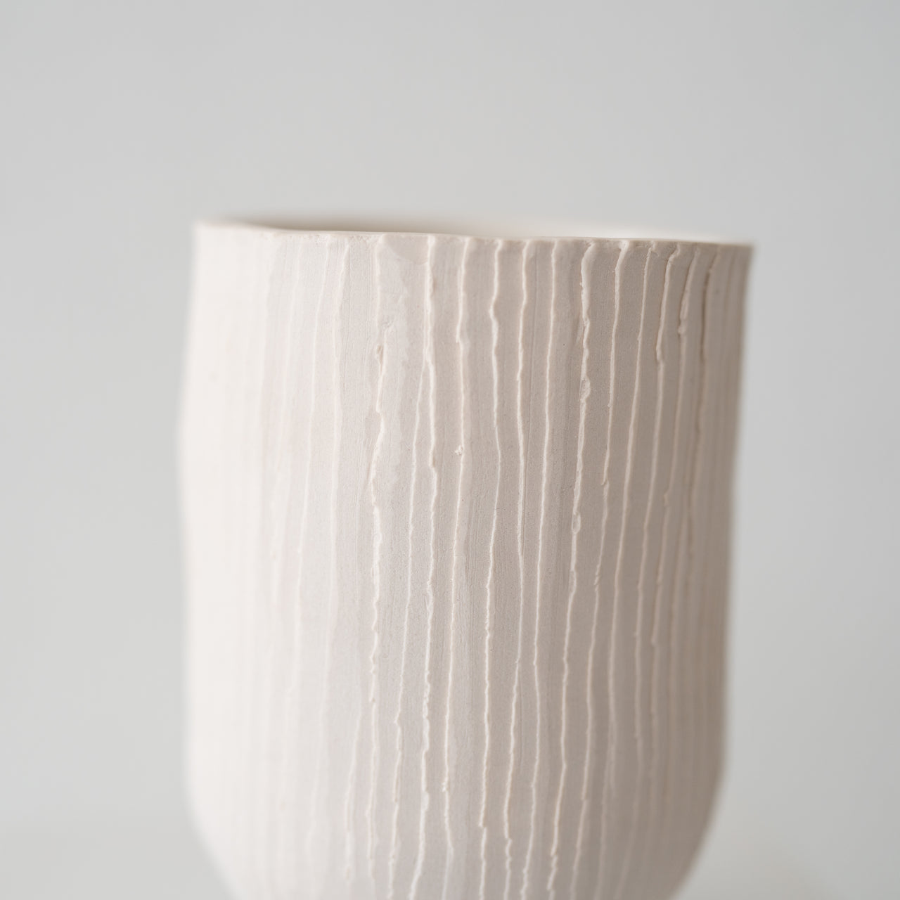 Cait Reas Med Textured Bud Footed Vase- Cream