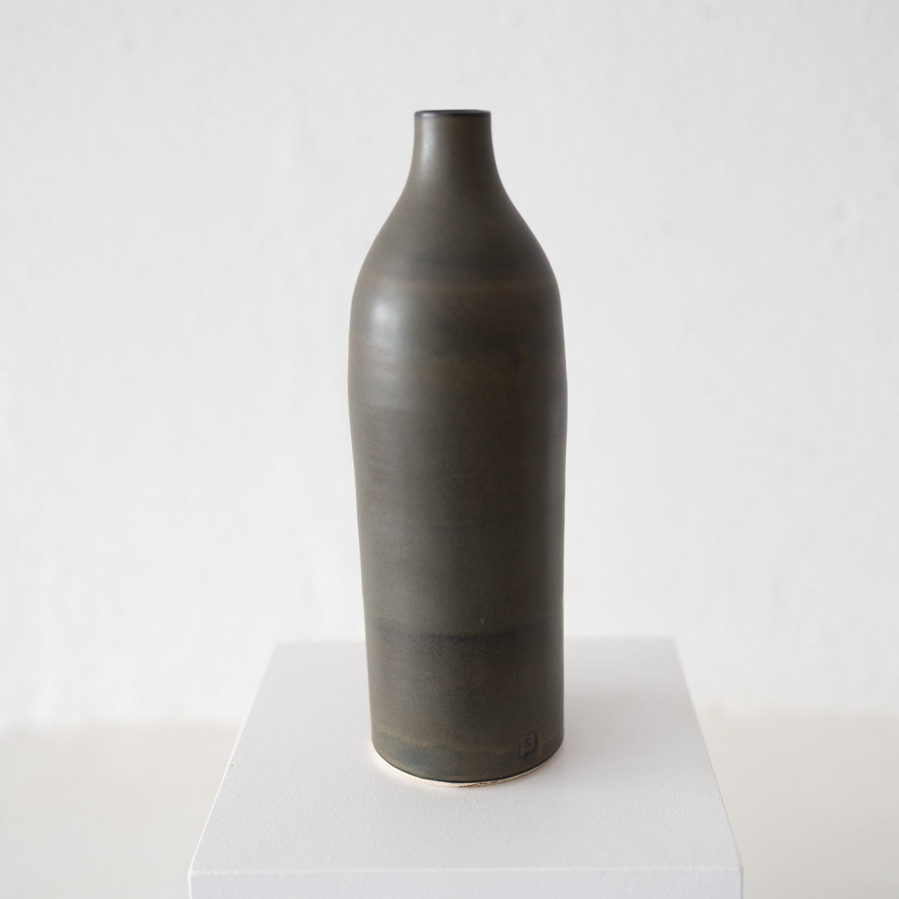 Mimi Y Roberto Marfa Bottle - Basalt
