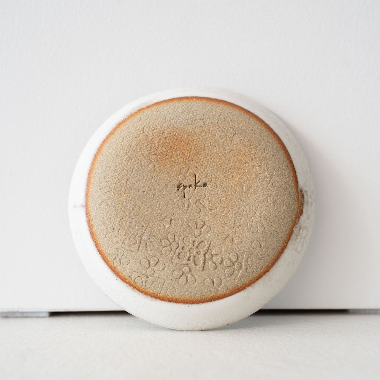 Spako Small Plate: Arced Flower